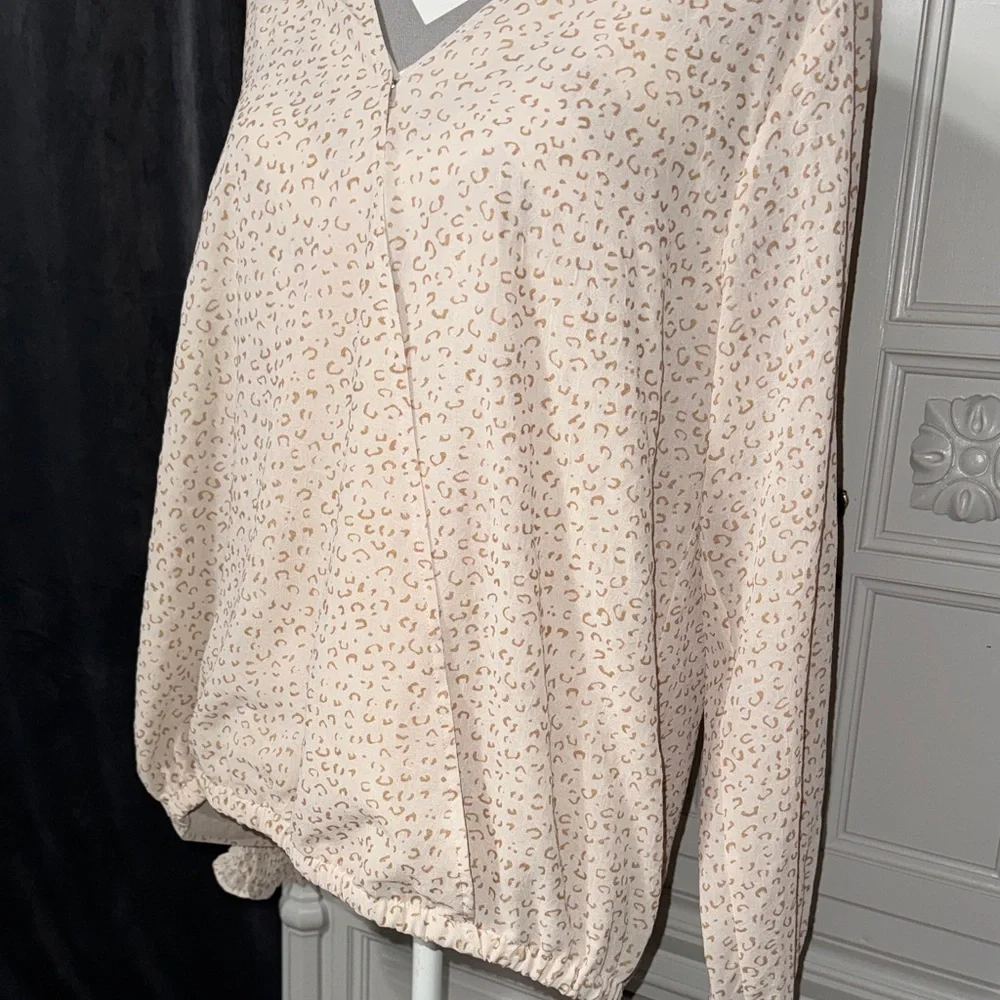 Entro Women's Cream Patterned V-Neck Blouse Size Large - Picture 4 of 12